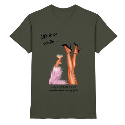 Olivegrünes damen baumwoll tshirt mit grafik von beinen in schwarzen high heels und cocktailglas mit text life is so schön