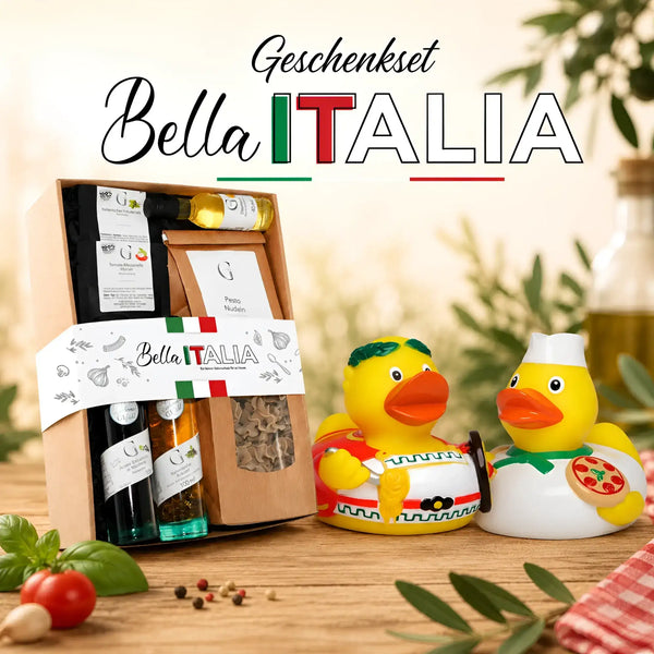 Gelbe badeente mit grünem blatt haar und rot weiß gestreiftem outfit hält pizzastück im bella italia geschenkset