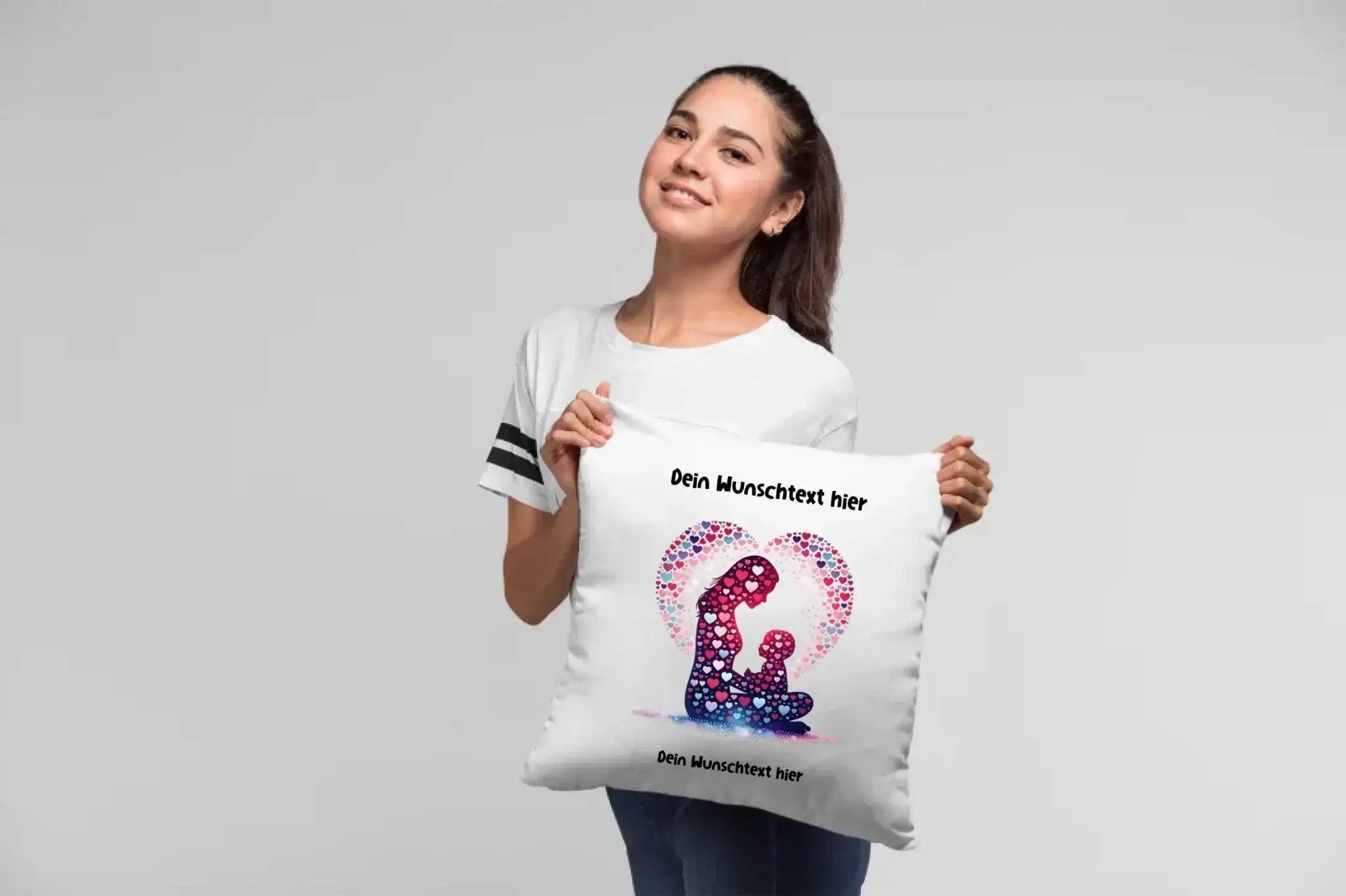 Weißer kuschelkissen beste mama mit herz aus rosa und lila punkten und blauen mutter-kind-silhouetten