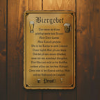 Rustikales Metallschild mit warmem goldbraunem Patina und schwarzer Serifenschrift mit deutschem Bierspruch biergebet