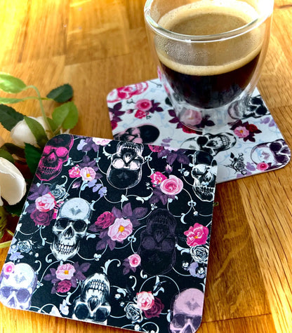 Bierdeckel mit Design Totenkopf - Untersetzer Totenköpfen im Rockabilly Stil - 50 Stück