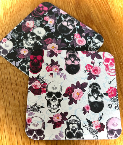 Bierdeckel mit Design Totenkopf - Untersetzer Totenköpfen im Rockabilly Stil - 50 Stück