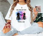Weißer unisex biker couple t-shirt aus softstyle baumwolle mit biker-paar grafik und wir sind ein team text