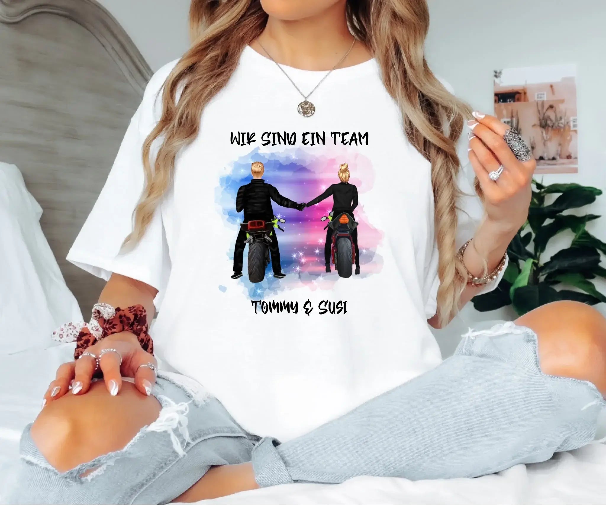 Weißer unisex biker couple t-shirt aus softstyle baumwolle mit biker-paar grafik und wir sind ein team text