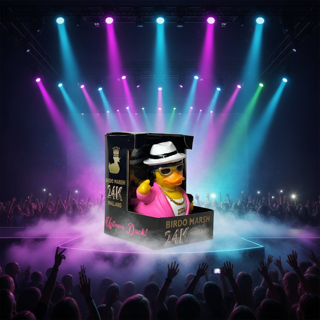 Eine pinke gummiente mit weißem fedora hut, schwarzen sonnenbrillen und goldketten in einer 24k mallard birdo marsh box