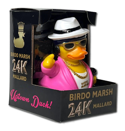 Pink gummiente birdo marsh als stylisher rapper mit weißem fedora, goldener sonnenbrille und goldkettchen von celebriducks