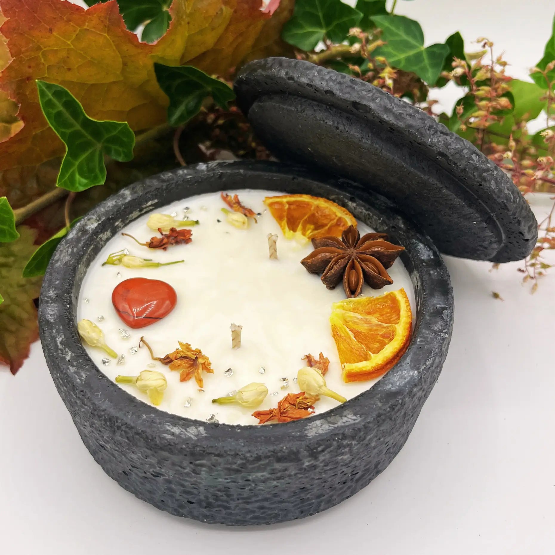 Black Edition Handgemachte Betonkerze „Black Hearts“ - Stilvolle Sojawachskerze für Ihr Zuhause. Mit Blütenverzierung