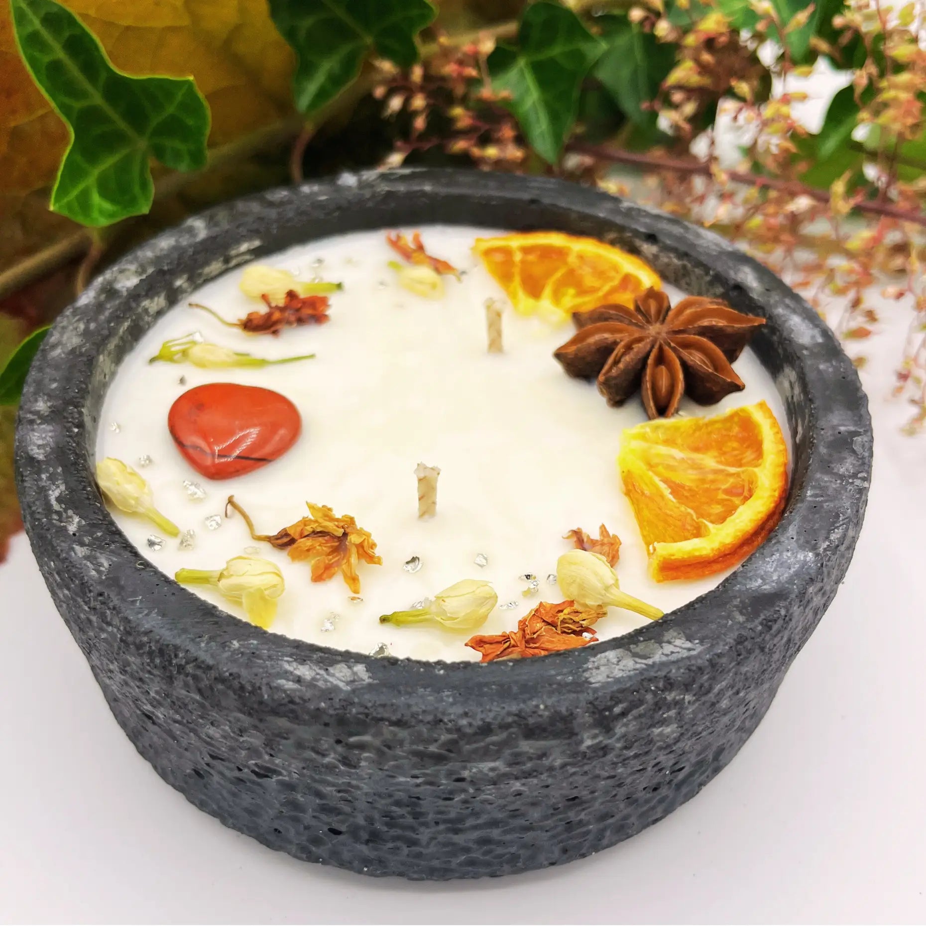 Black Edition Handgemachte Betonkerze „Black Hearts“ - Stilvolle Sojawachskerze für Ihr Zuhause. Mit Blütenverzierung