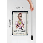 Vintage stile rechteckiges blechschild mit metall, frau in rosa trinkt gin tonic, text gin tonic liquid sanity, 20x30cm