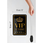 Schwarzes blechschild mit goldener folie vip 18 jahre schrift und kronenmotiv aus metall 12x18cm geschenk