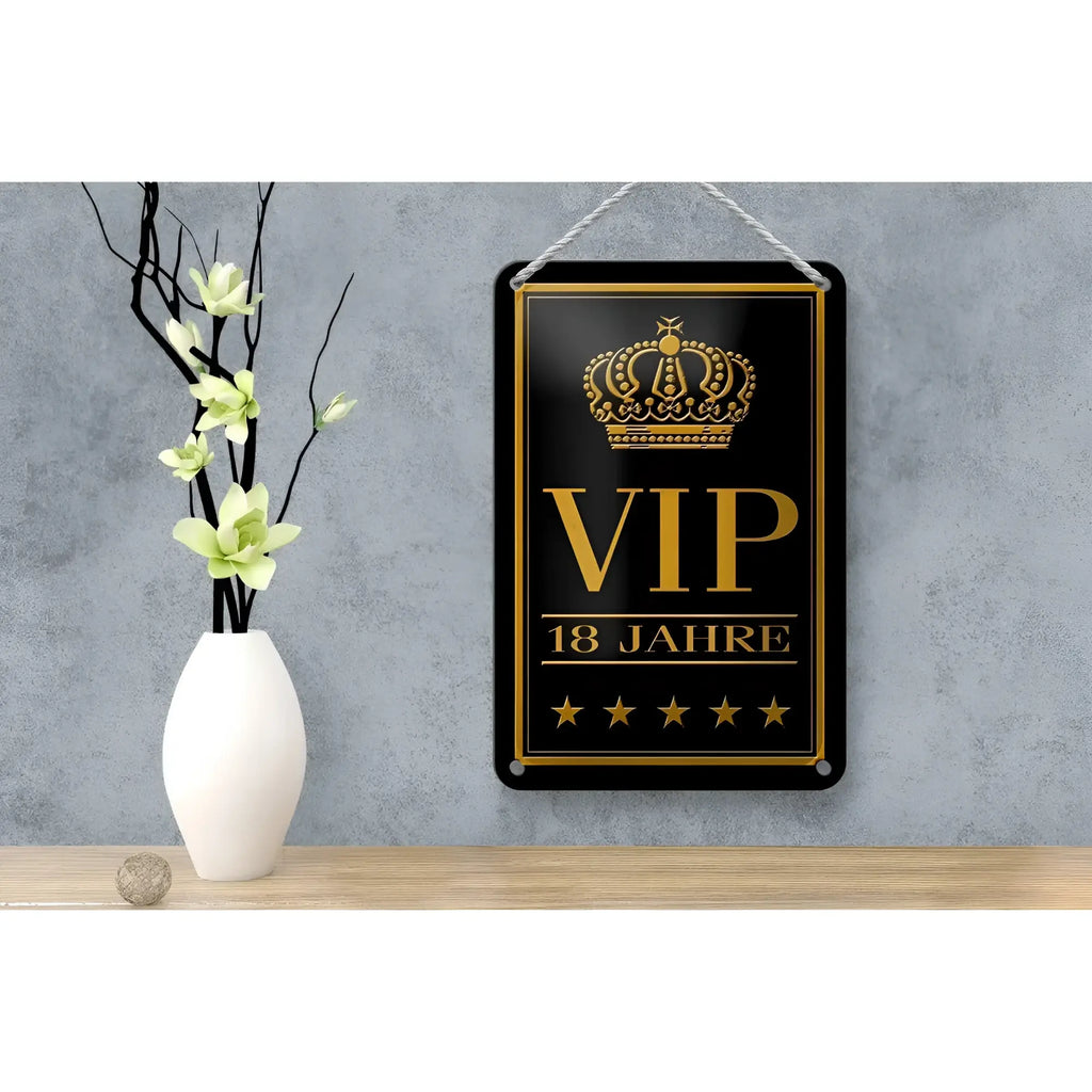 Schwarzes rechteckiges blechschild vip 18 jahre mit goldkrone und fünf sternen aus metall als geschenk und deko