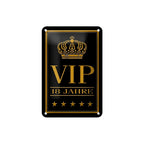 Schwarzes rechteckiges blechschild aus metall mit goldener kronenverzierung und vip 18 jahre text