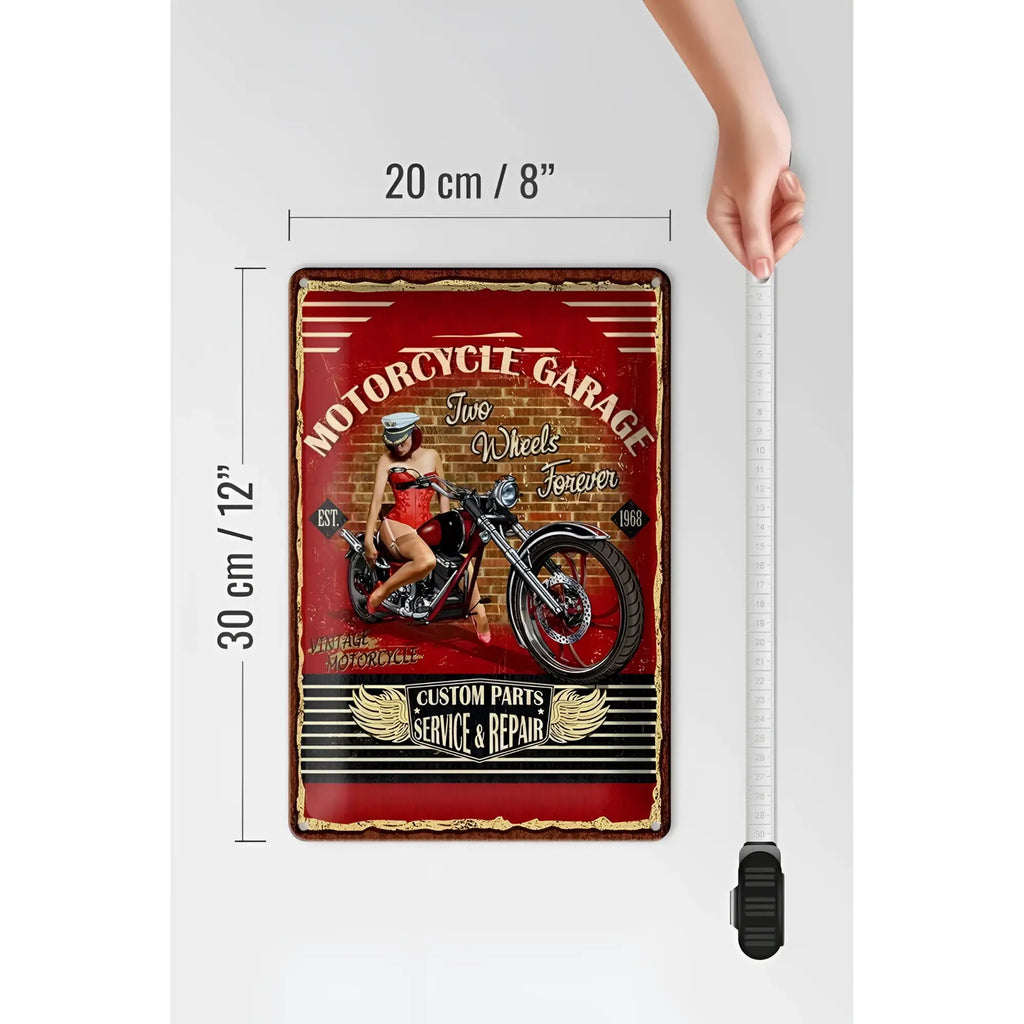 Vintage rotes blechschild 20x30cm mit retro pinup frau im korsett auf motorrad für garage und bikerfans