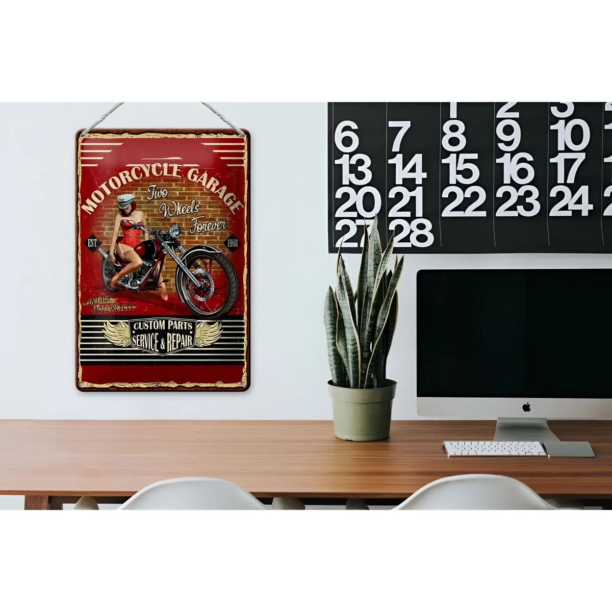 Rotes vintage blechschild 20x30cm mit bikerin auf chrommotorrad für garage retro stil mit goldrand und used look