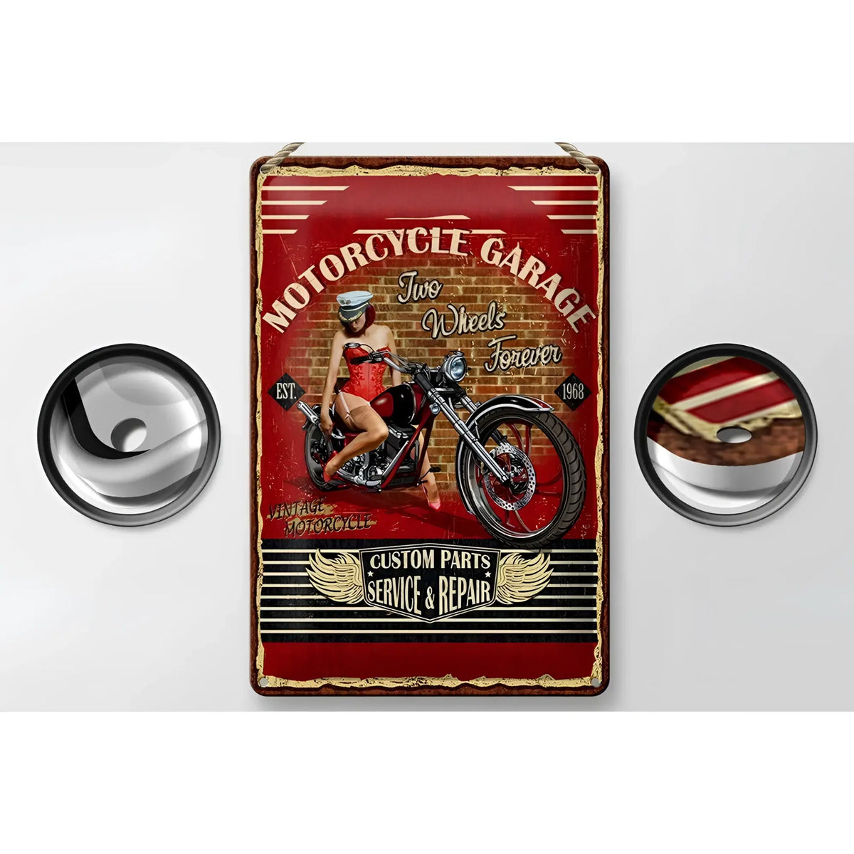 Vintage rotes blechschild mit frau im roten outfit auf klassischem motorrad vor ziegelwand 20x30cm retro style