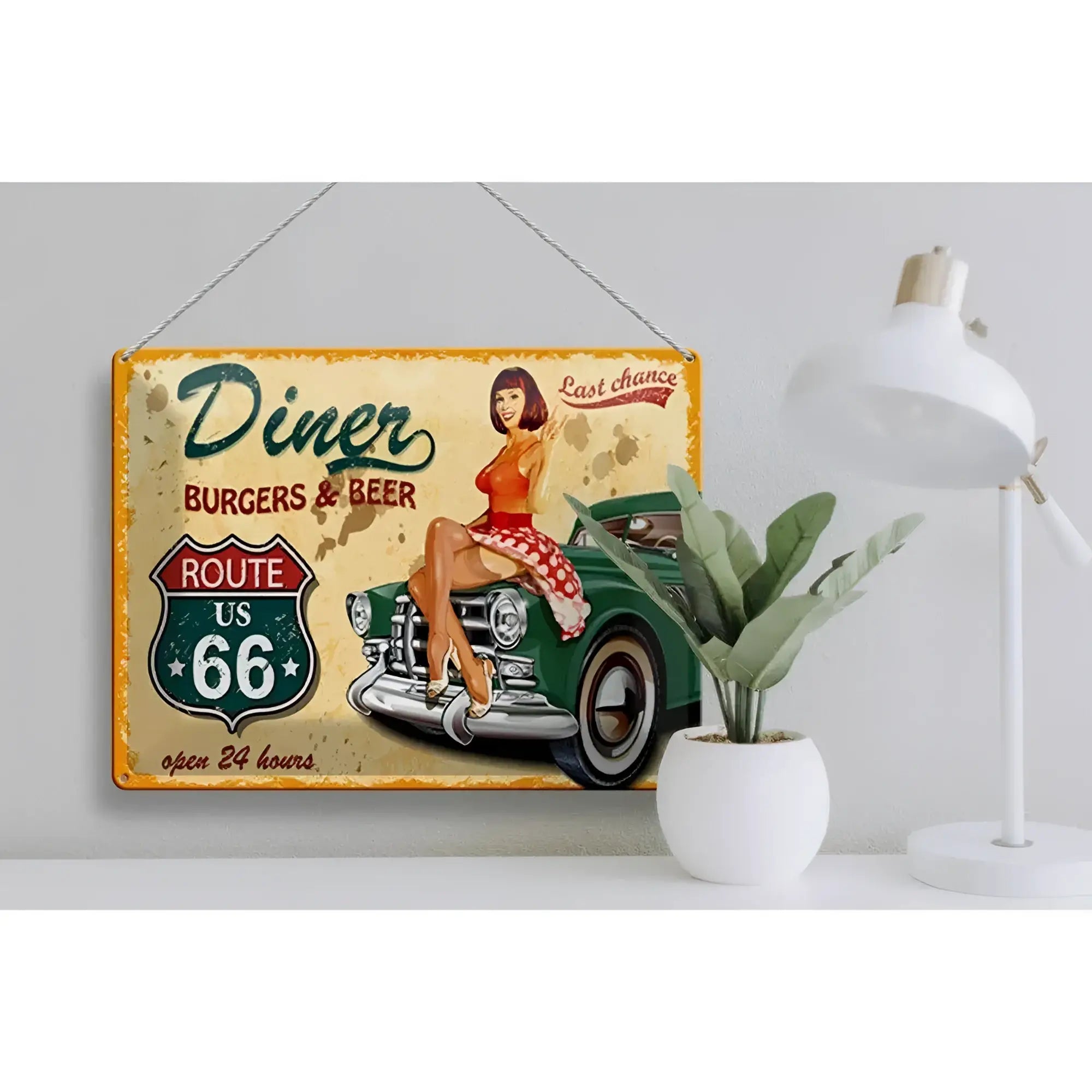 Vintage metall blechschild mit retro frau in orange top und rotem gepunktetem rock auf grünem auto und route 66 logo diner burgers und bier dekoration