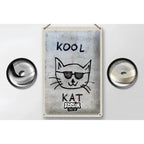 Graues leinwand-wandbild mit schwarzem katzen sketch in sonnenbrille und den worten kool kat blechschild berlin