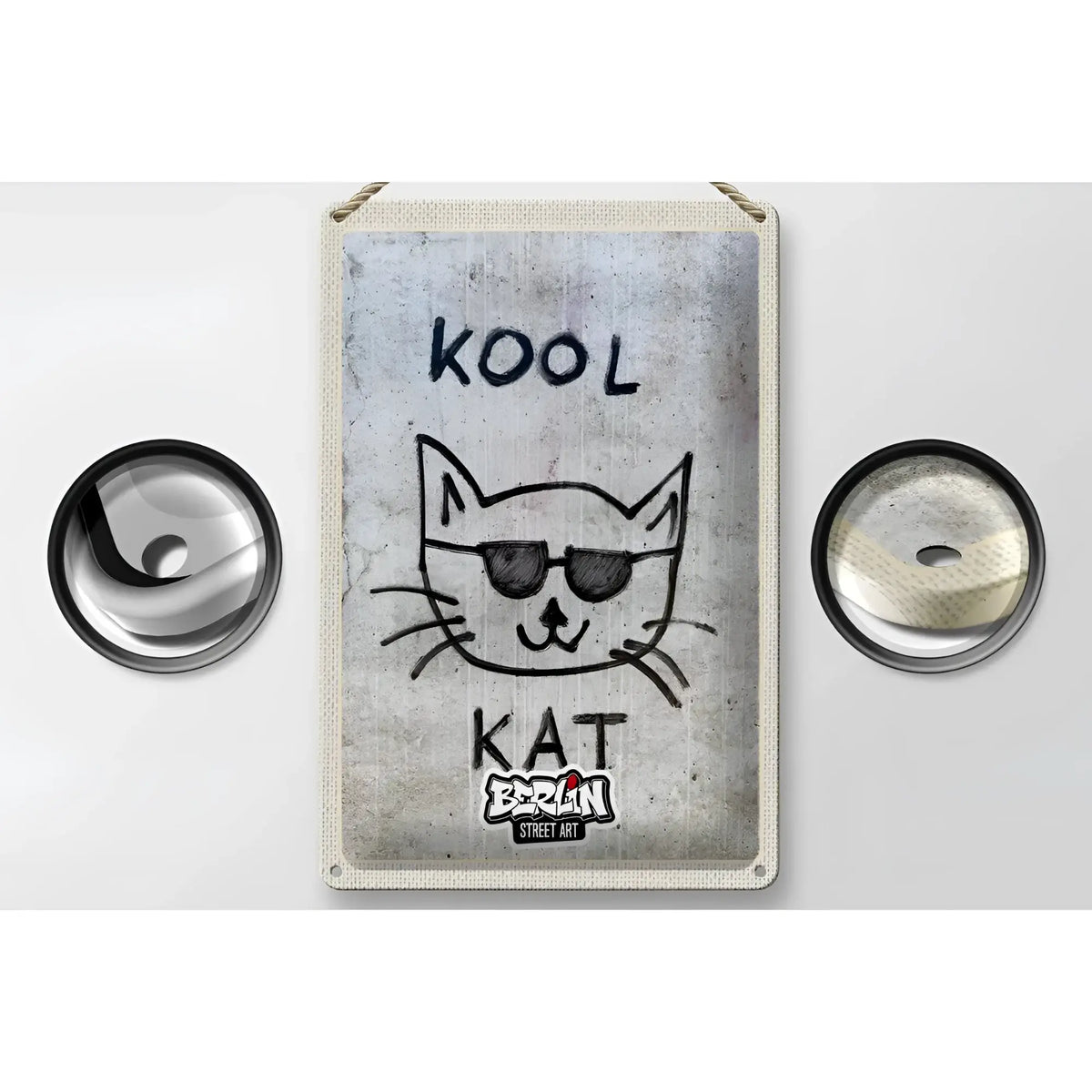Graues leinwand-wandbild mit schwarzem katzen sketch in sonnenbrille und den worten kool kat blechschild berlin