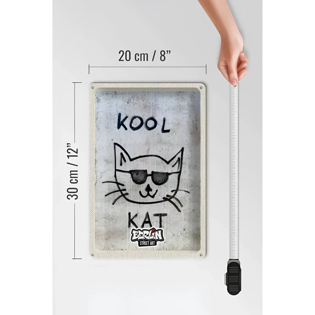 Blechschild 20x30cm mit schwarz weißer katze im sonnenbrille street art design auf grauem betonlook background