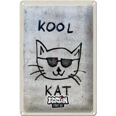 Graues blechschild 20x30cm mit schwarzer cartoonkatze in sonnenbrille und beschriftung kool kat street art berlin
