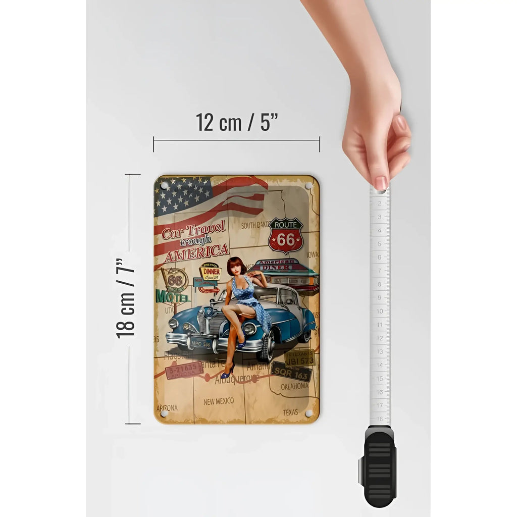 Vintage blechschild 12x18cm mit blauem oldtimer auto pinup mädchen und route 66 karte im retro amerika style