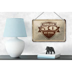 Vintage-blechschild 18x12cm mit retro-braunem finish und text endlich 50 jetzt offiziell im wappendesign
