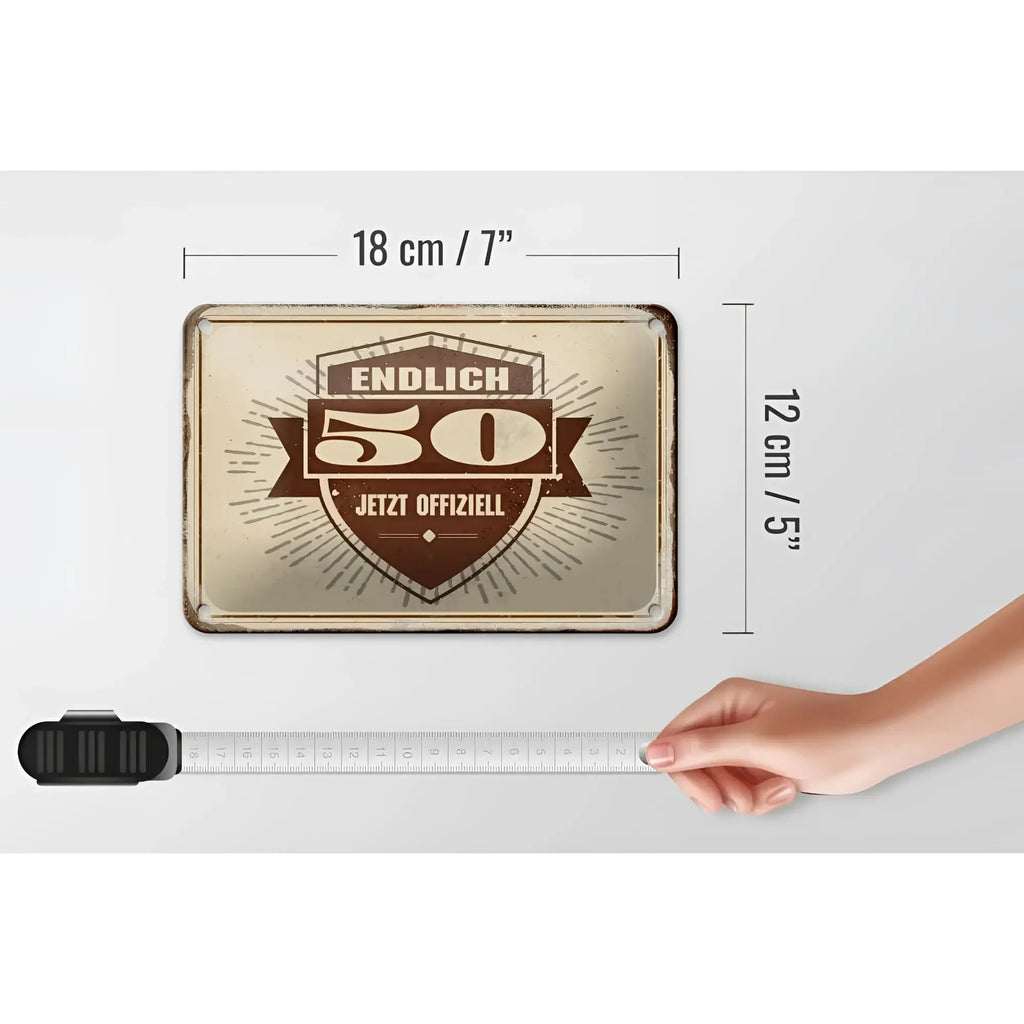 Vintage-style rechteckiges blechschild 18x12cm mit beige-braunem design und text endlich 50 jetzt offiziell