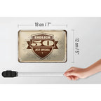 Vintage-style rechteckiges blechschild 18x12cm mit beige-braunem design und text endlich 50 jetzt offiziell