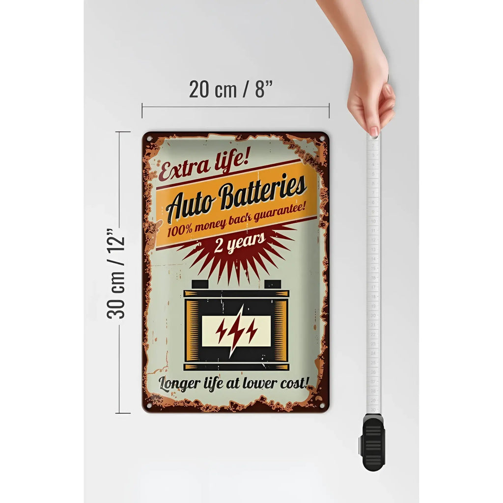 Rustikales blechschild 20x30cm mit vintage auto batterie werbung in gelb schwarz weiß braun und metalloptik