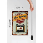 Rustikales blechschild 20x30cm mit vintage auto batterie werbung in gelb schwarz weiß braun und metalloptik