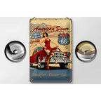 Vintage blechschild 20x30cm mit pin-up frau im roten kleid vor rotem oldtimer und amerikanischem diner motiv