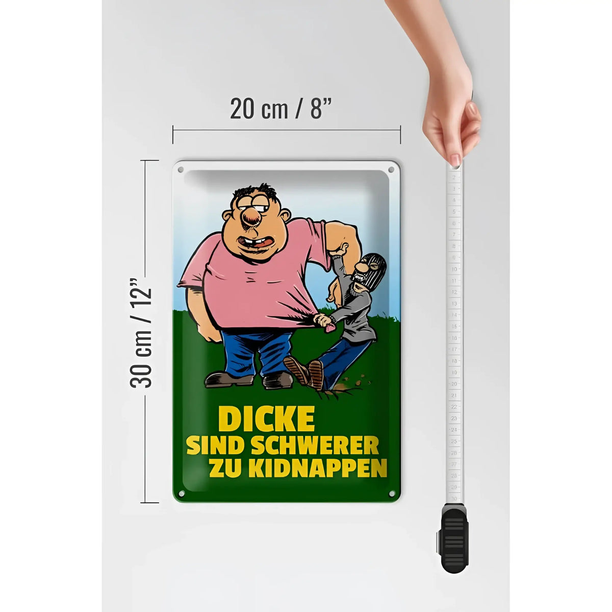 Rechteckiges blechschild 20x30cm mit cartoon mann in rosa shirt wird von maskierter figur gehalten, gelber text auf grünem grund