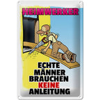 Rechteckiges weißes blechschild mit cartoon mann in latzhose und text heimwerker echte männer brauchen keine anleitung