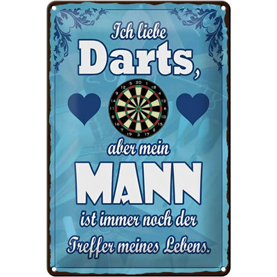 Blaues vintage blechschild 20x30cm mit dartboard und spruch ich liebe darts aber mein mann