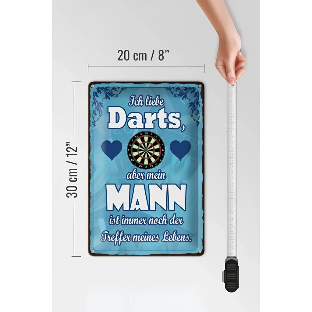 Blaues blechschild 20x30 cm mit dekorativem rand und darts motiv ich liebe darts aber mein mann ist treffer