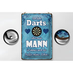 Blaues blechschild mit floralen bordüren und darts-motiv mit spruch ich liebe darts aber mein mann ist mein treffer