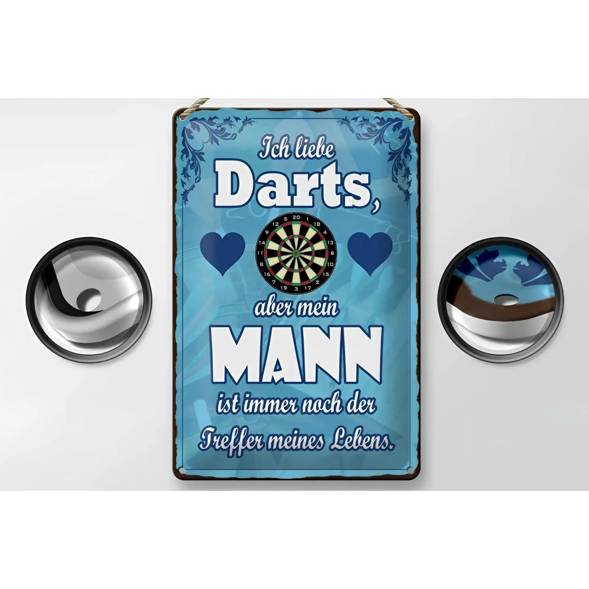 Blaues blechschild mit floralen bordüren und darts-motiv mit spruch ich liebe darts aber mein mann ist mein treffer