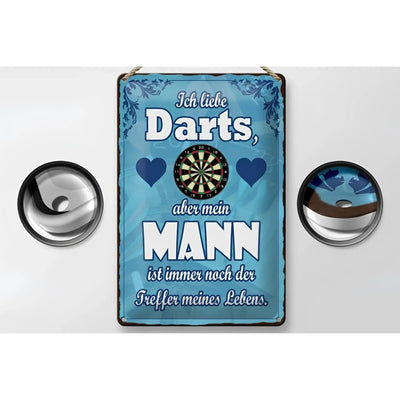 Blaues blechschild mit floralen bordüren und darts-motiv mit spruch ich liebe darts aber mein mann ist mein treffer