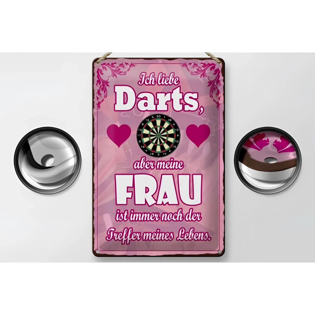 Pink rechteckiges blechschild mit dekorativem floralen rahmen und dartboard grafik und deutschem spruch ich liebe darts aber meine frau