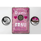 Pink rechteckiges blechschild mit dekorativem floralen rahmen und dartboard grafik und deutschem spruch ich liebe darts aber meine frau