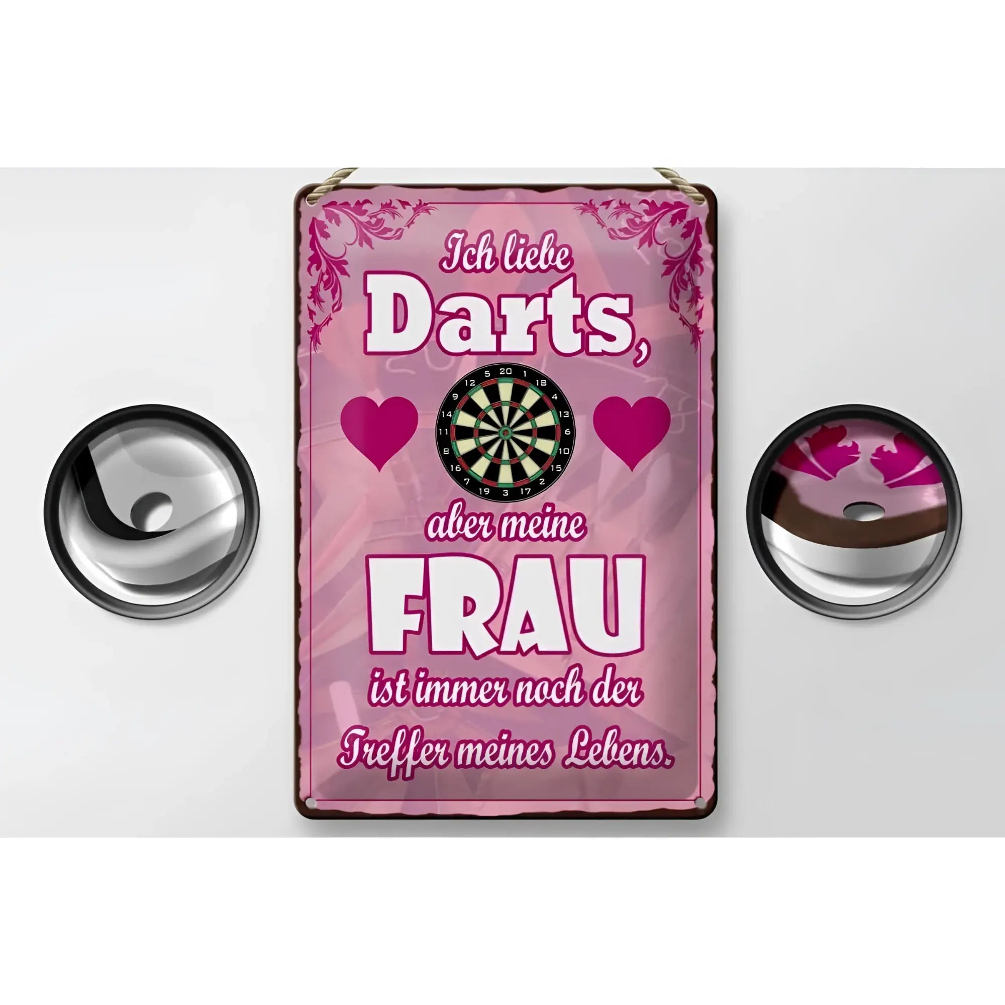 Pink rechteckiges blechschild mit dekorativem floralen rahmen und dartboard grafik und deutschem spruch ich liebe darts aber meine frau