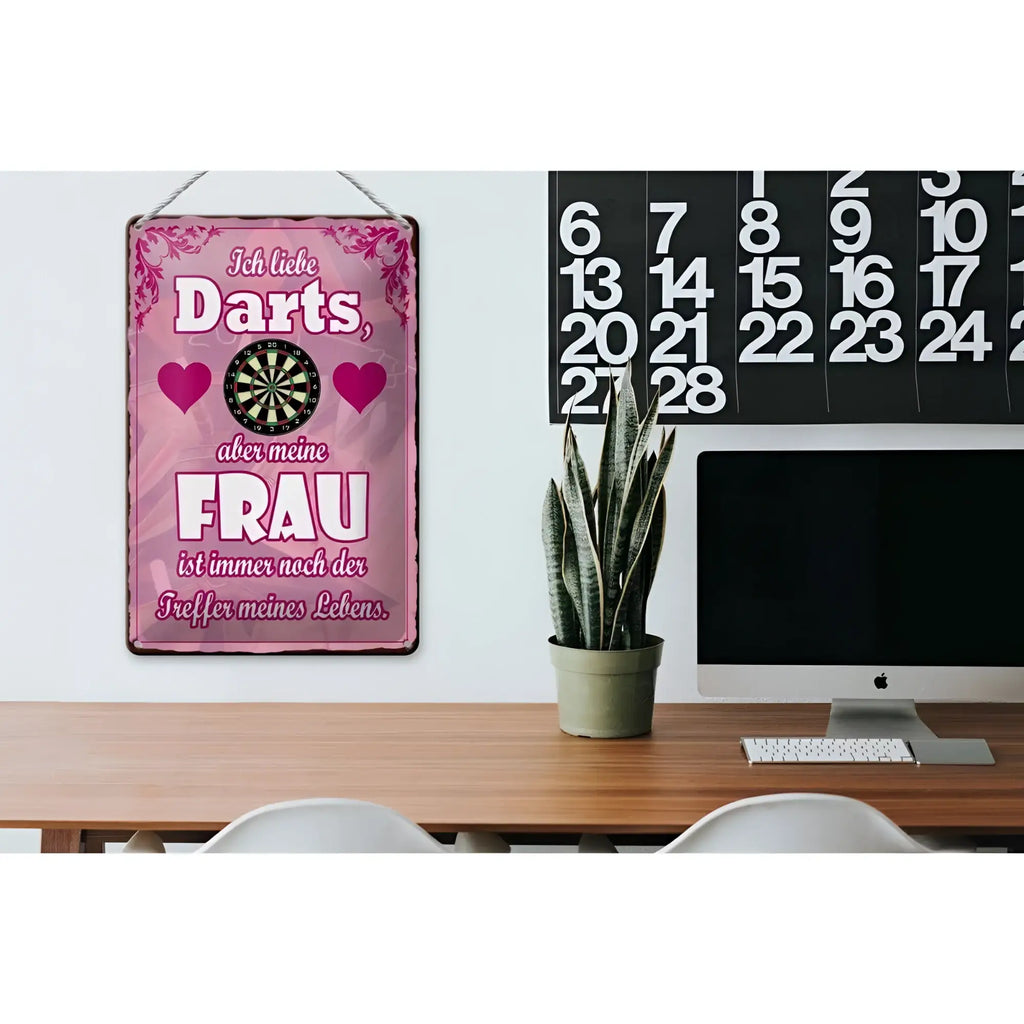 Rosa blechschild 20x30cm mit dartboard und herzmotiven und weißem spruch ich liebe darts aber meine frau