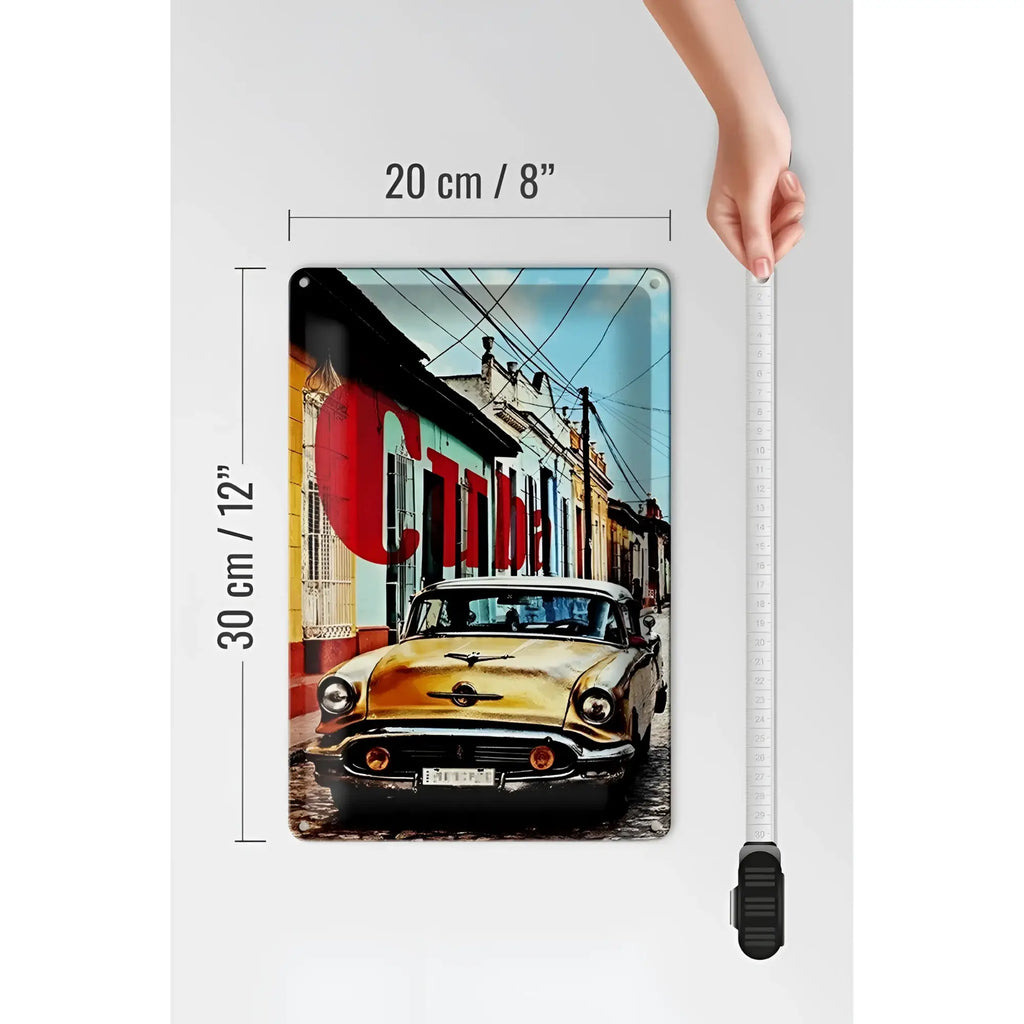 Ein rechteckiges glänzendes acryl blechschild mit einem vintage gelben oldtimer auto auf pflasterstraße und bunten häusern kubanisches design