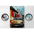 Rechteckiges blechschild mit vintage illustration eines gelben oldtimers in bunter kuba gasse 20x30cm