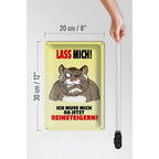 Ein rechteckiges gelbes blechschild mit wütendem hamster cartoon und fettem rotem und schwarzem deutscher spruch