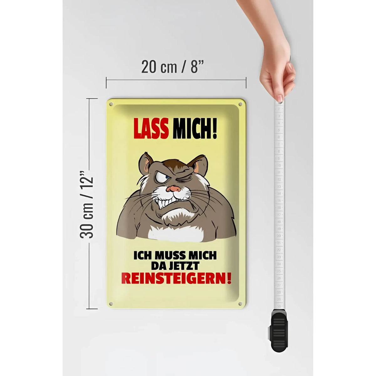 Ein rechteckiges gelbes blechschild mit wütendem hamster cartoon und fettem rotem und schwarzem deutscher spruch