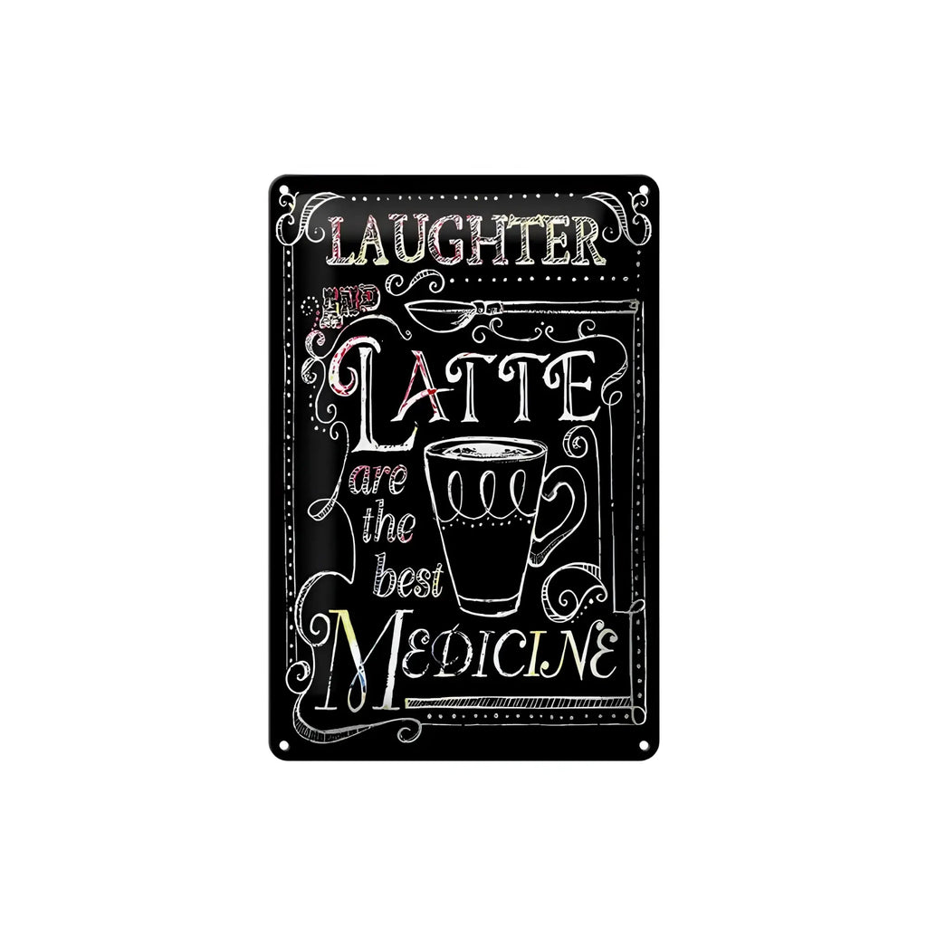 Schwarzes blechschild mit weißer tafelschrift und latte-tassen-illustration mit spruch laughter und latte are best medicine