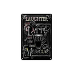 Schwarzes blechschild mit weißer tafelschrift und latte-tassen-illustration mit spruch laughter und latte are best medicine