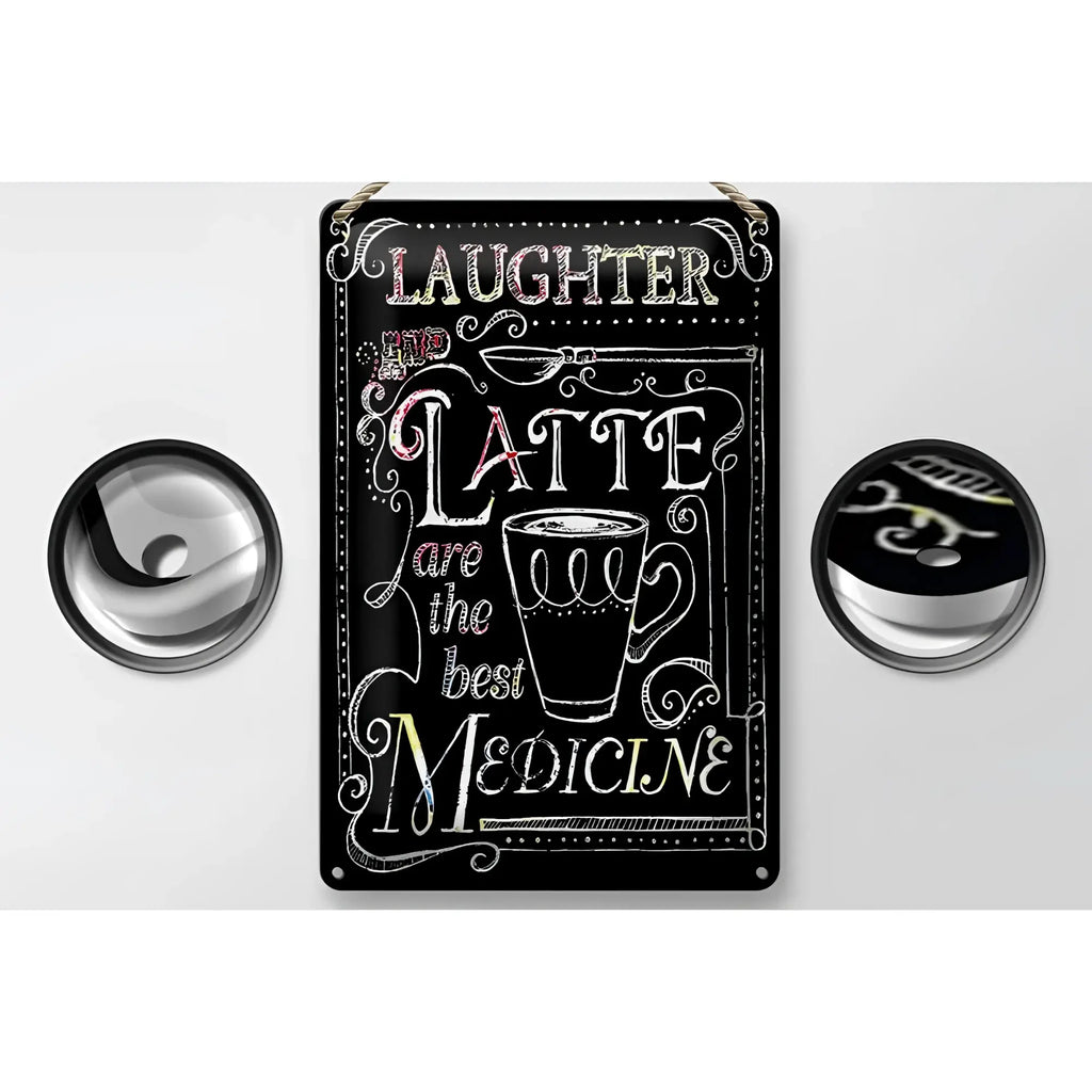 Schwarzes blechschild mit weißer kreidetafel-beschriftung und latte-tassen-illustration mit spruch lachen und latte sind die beste medizin