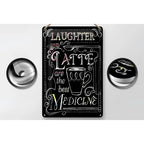 Schwarzes blechschild mit weißer kreidetafel-beschriftung und latte-tassen-illustration mit spruch lachen und latte sind die beste medizin